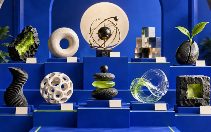 Colección de objetos de diseño sobre expositores azules: exploración de diez proyectos distintos.